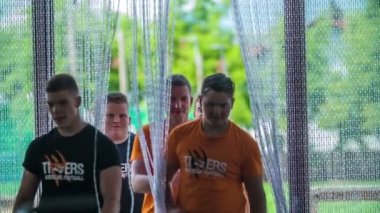 DOMZALE, SLOVENIA - 17. 2018 Temmuz 'unda bir grup genç spor salonuna giriyor ve spor yapmaya başlıyorlar..