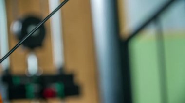 DOMZALE, SLOVENIA - 17. JULY 2018 Genç bir adam her iki koluyla ağırlık kaldırıyor. Üst vücudu ve kolları için çalışıyor..