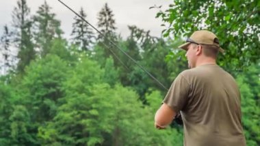 Bir balıkçı oltayı çekiyor ve yakalıyor..