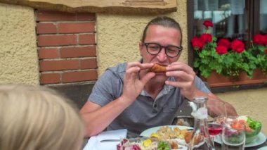 Babam kızarmış tavuğun tadını sever. O ve ailesi dışarıda bir restoranda yemek yiyorlar..