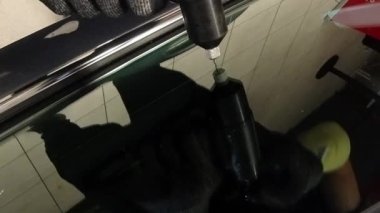 Profesyonel araba camlarını tamir ederken çekilmiş yakın çekim görüntüleri.