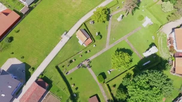 Zalec Celje Slovenia Mayıs 2017 Roma Mezarlığının Ziyaretçilerin Yükseltilmiş Yardım — Stok video