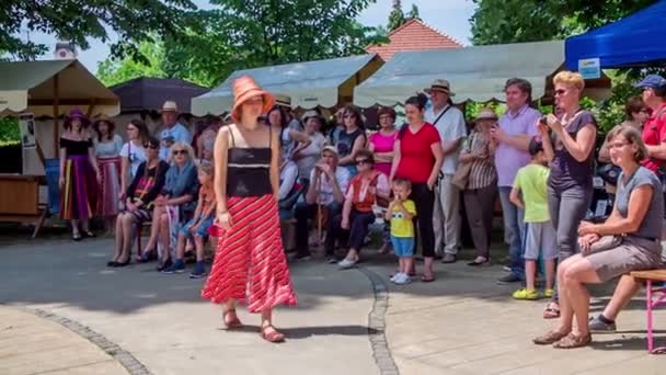 Nsanlar Hasır Şapka Festivalinde Eğleniyor — Stok video
