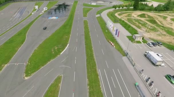 Güvenli Bir Sürüş Merkezinde Bir Araba Yolda Gidiyor Hava Görüntüsü — Stok video