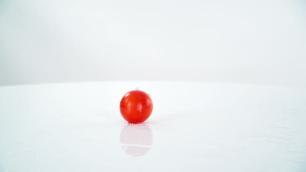 Eine Kleine Rote Tomate Rollt Auf Dem Tisch Herum — Stockvideo