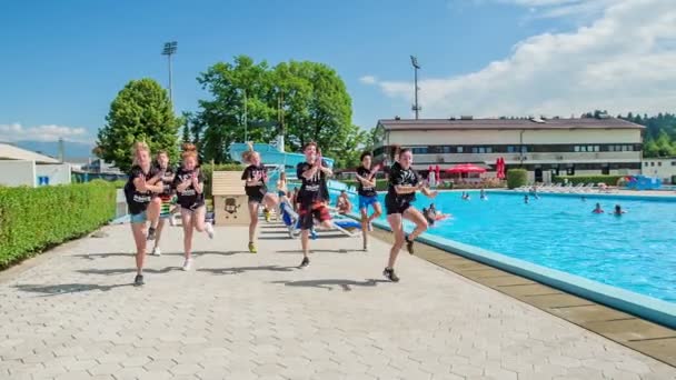 Domzale Slovenia 2015年06月スイミングプールの隣でダンスのルーチンを披露している 彼らはエネルギーに満ちている — ストック動画