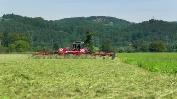 Een Boer Bestuurt Zijn Grote Tractor Hij Bereidt Hooi Voor — Stockvideo