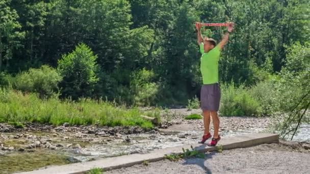 Materiał Wideo Dojrzały Mężczyzna Jogging Trekking Bieguny Przyrodzie — Wideo stockowe