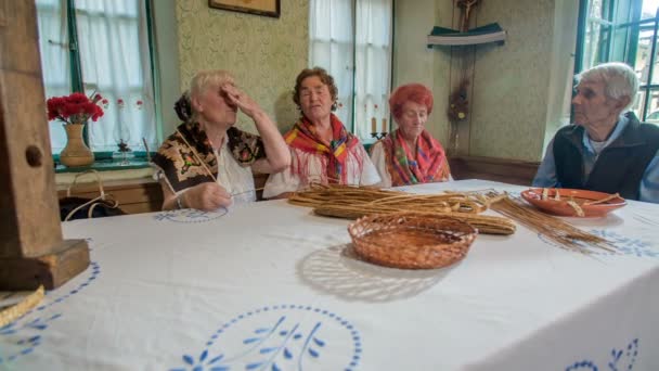 3人の老婦人がとても古いデザインの部屋のテーブルに座って歌っています — ストック動画