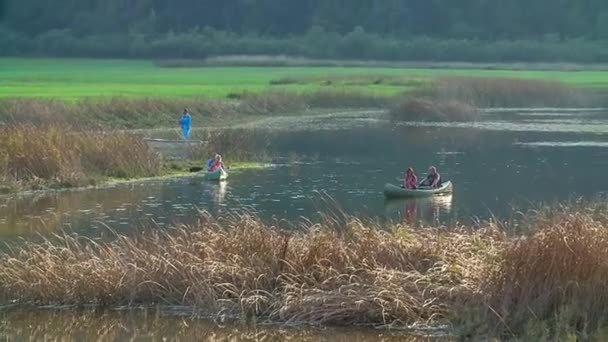 两对夫妇乘独木舟出去了 他们去参观河流 在喀斯特地区度过了愉快的一天 — 图库视频影像