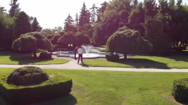 Kan Vackra Trädgårdar Och Riktigt Fin Fontän Som Står Mitt — Stockvideo