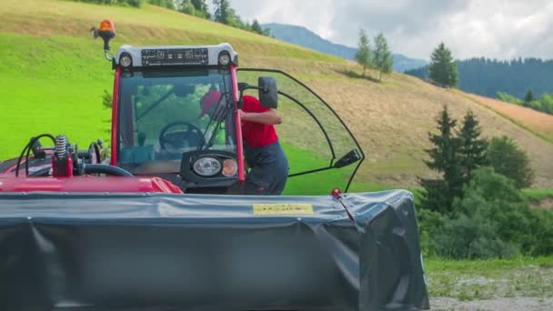 Ung Bonde Ska Upp Traktor Han Väg Att Köra Kulle — Stockvideo