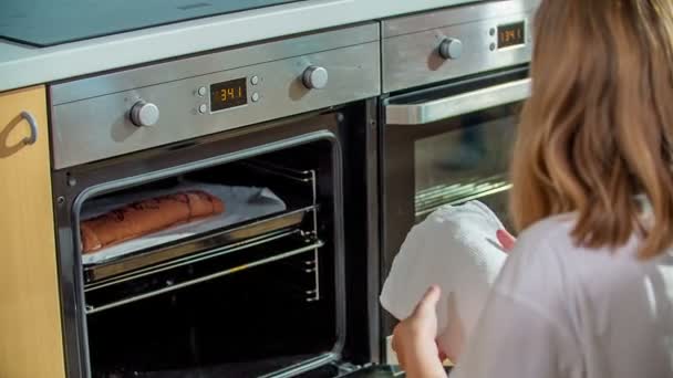 Salah Satu Siswa Kelas Memasak Adalah Mematikan Oven Dan Dia — Stok Video