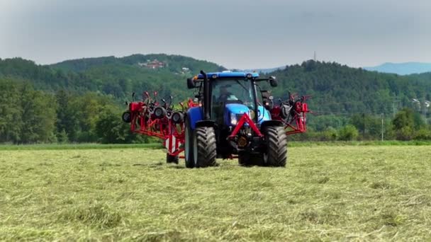 Egy Nagy Kék Traktor Halad Mezőn Gép Lassan Összecsukódik Meleg — Stock videók