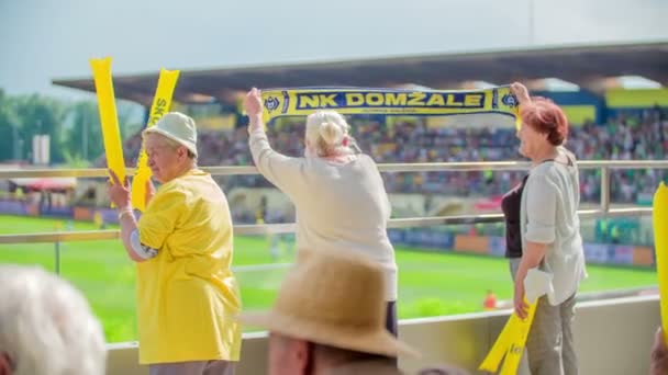 Домзале Словения Старшие Болельщики Поддерживают Свою Любимую Футбольную Команду Балкона — стоковое видео
