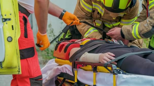 Personal Médico Los Bomberos Están Trabajando Rápido Para Sujetar Una — Vídeos de Stock