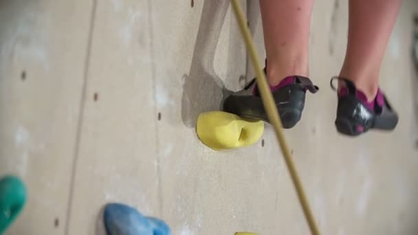 Jeune Élève Monte Doucement Sur Les Pierres Escalade Elle Porte — Video