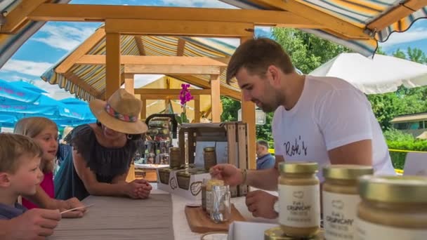 Domzale Slovenien Juni 2018 Mamma Provar Också Ett Jordnötssmörprov Det — Stockvideo