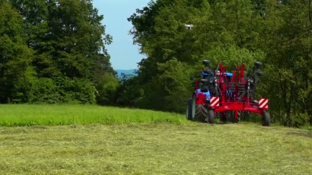 Tractor Está Tirando Una Maquinaria Agrícola Detrás Está Conduciendo Bosque — Vídeo de stock