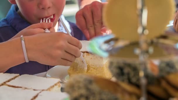 Domzale Slovenien Juni 2018 Alla Familjemedlemmar Äter Bit Tårta Det — Stockvideo