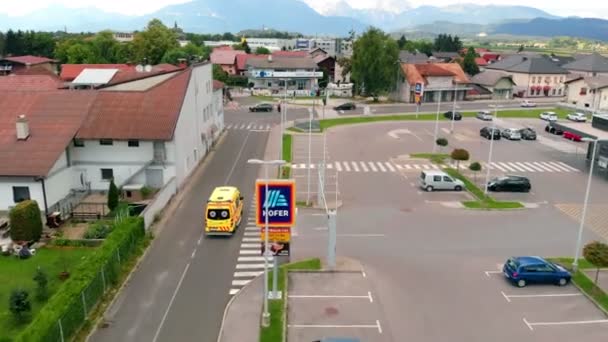 Uma Ambulância Amarela Dirige Rapidamente Seguida Pára Frente Uma Luz — Vídeo de Stock