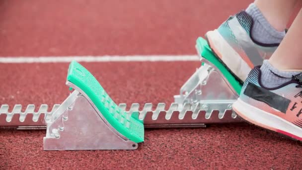 Étudiant Est Position Départ Commencer Courir Sur Piste Course — Video