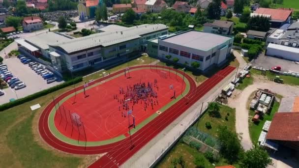 Grize Szlovénia Június 2017 Gyönyörű Piros Kosárlabda Pálya Iskolán Kívül — Stock videók