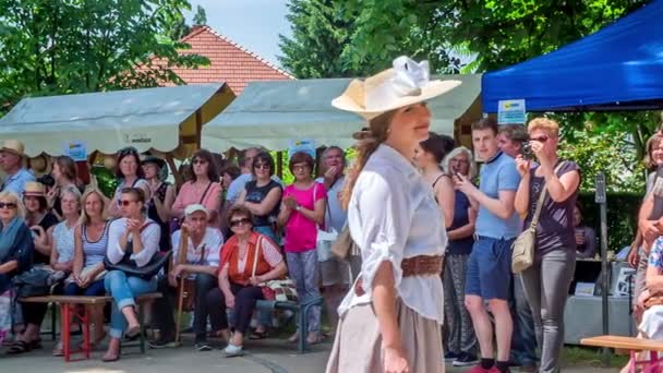 Nsanlar Hasır Şapka Festivalinde Eğleniyor — Stok video