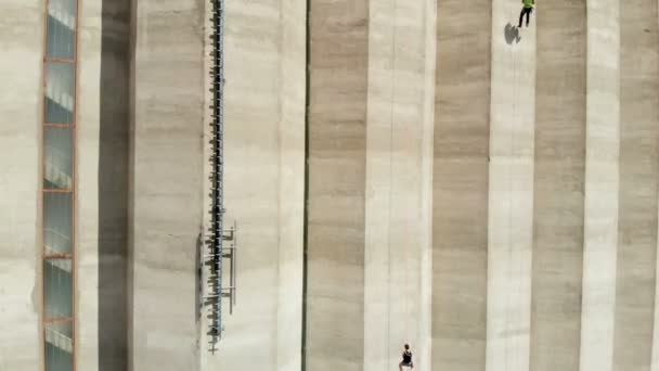 Dos Escaladores Están Tratando Subir Pared Edificio Día Soleado — Vídeo de stock