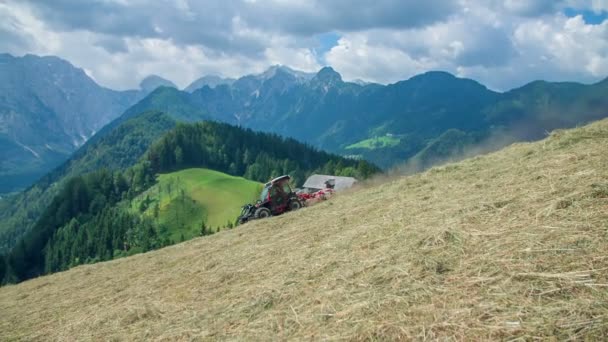 Joven Agricultor Está Conduciendo Lentamente Cuesta Abajo Está Preparando Heno — Vídeos de Stock