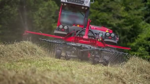 Молодой Человек Едет Своем Тракторе Холму Помощью Сельскохозяйственной Техники Раскладывает — стоковое видео