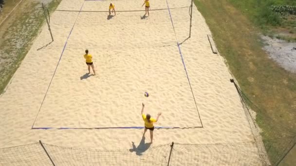 Четыре Игрока Проводят Время Волейбольной Площадке Один Игроков Подает Мяч — стоковое видео