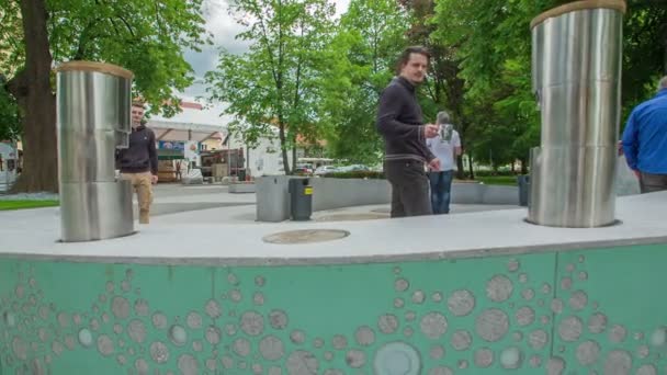Zalec Słowenia Czerwca 2017 Młody Człowiek Chodzi Nie Może Się — Wideo stockowe