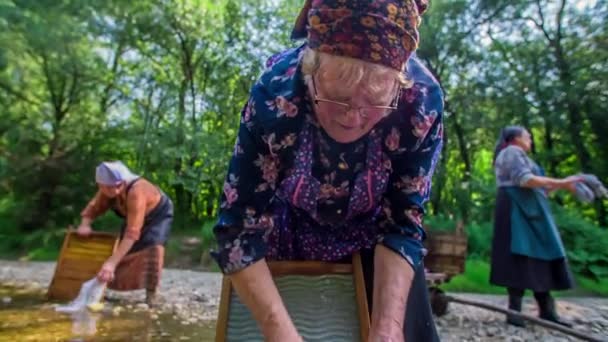 Les Vieilles Femmes Lavent Leurs Vêtements Dans Une Rivière Certains — Video