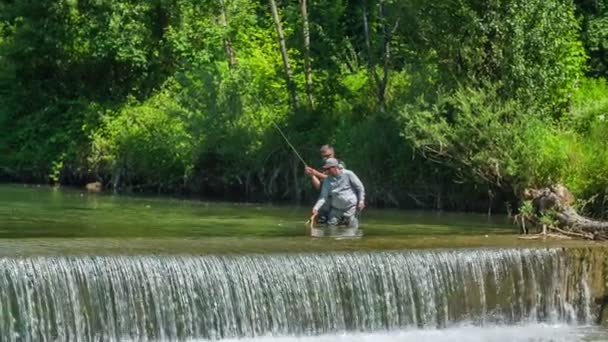 Dois Pescadores Esperam Pacientemente Que Peixe Apanhe Anzol Dia Agradável — Vídeo de Stock