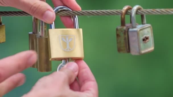 Egy Fiatalember Kivesz Egy Kulcsot Zárból Egy Hídon — Stock videók