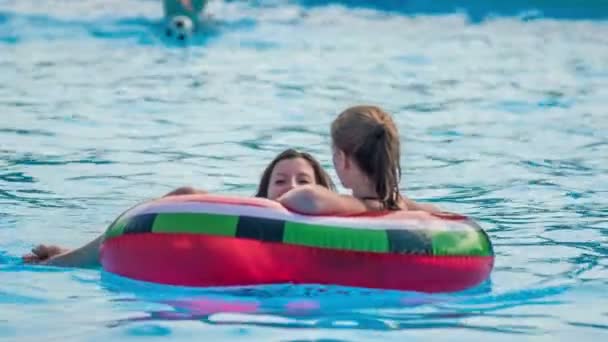 Domzale Slovenia June 2015 Dua Gadis Sedang Bersantai Kolam Renang — Stok Video