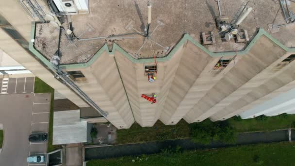 Jeune Est Blessé Montant Sur Très Haut Bâtiment — Video