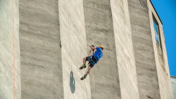 Альпініст Намагається Дістатися Вершини Будівлі День Гарний Сонячний — стокове відео