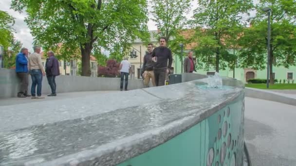 Zalec Slovenia 2017年6月10日噴水から水が出ています みんなそこに立って話し合ってる — ストック動画