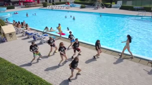 Domzale Slowenien Juni 2015 Mädchen Und Jungen Führen Pool Eine — Stockvideo
