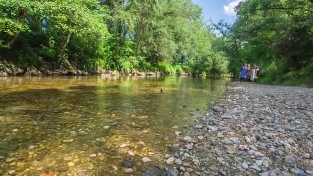 Wanita Pembersih Yang Mendapatkan Sungai Untuk Mencuci Pakaian Ini Adalah — Stok Video