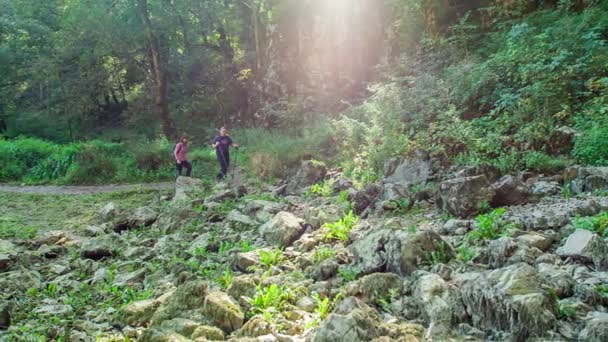 Dva Turisté Stráví Tento Den Túře Počasí Fantastické — Stock video