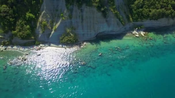 Disparo Aéreo Reflejo Solar Hermoso Mar Podemos Ver Acantilados Mar — Vídeo de stock