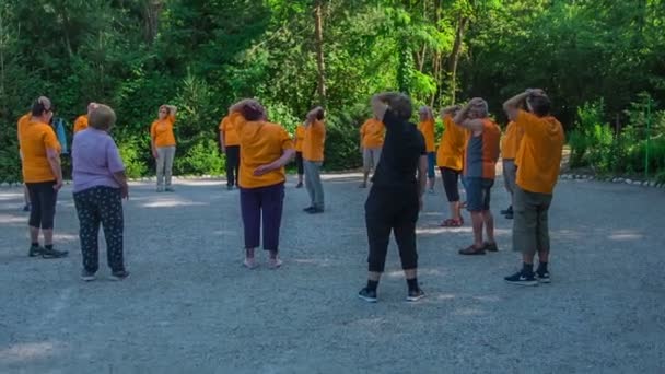 Doemzale Slovenië Juni 2015 Groep Van Senior Mensen Ervoor Zorgen — Stockvideo