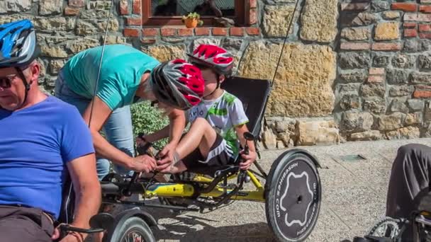 Ung Pojke Ska Börja Cykla Liggcykel Hans Mamma Hjälper Honom — Stockvideo