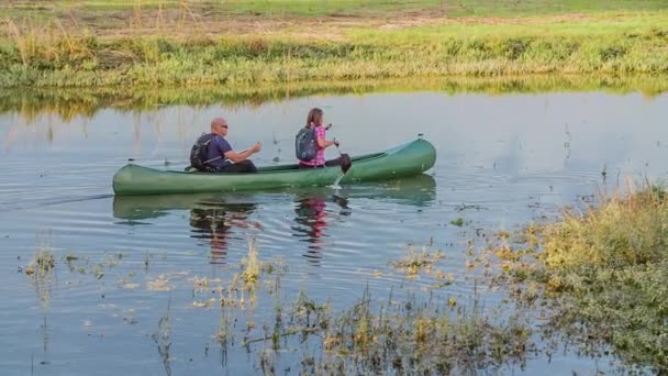 Couple Est Dans Canot Une Femme Assise Avant Pagaie Rivière — Video