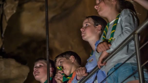 Домзале Словения Юль 2018 Молодые Скауты Посещают Пещеру Наблюдают Альпинистами — стоковое видео