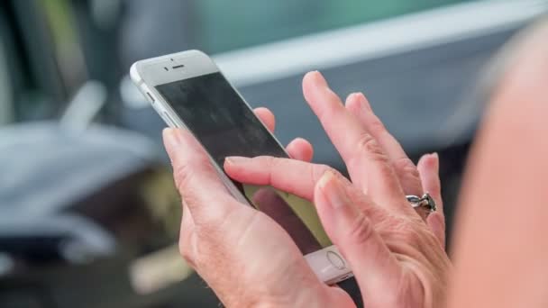 Une Jeune Femme Fait Défiler Son Téléphone Elle Glisse Vers — Video