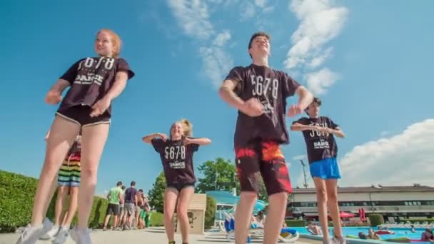Domzale Slovenia 2015年6月水泳場でハッピーダンサーが踊っています 彼らは幸せそうに見え エネルギーに満ちている — ストック動画